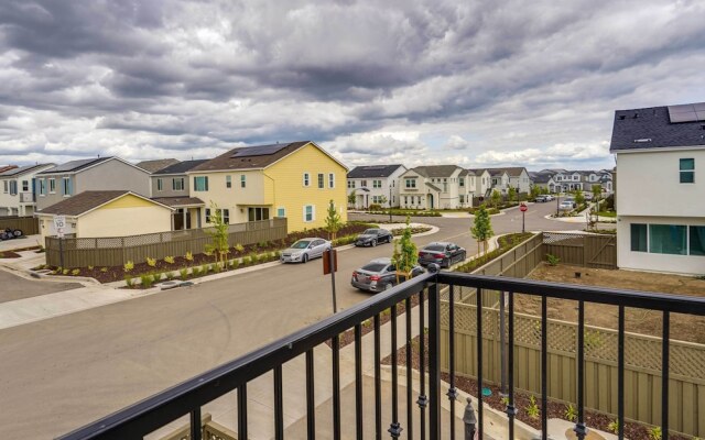 California Midterm Rental With Fenced Yard!