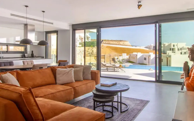 Villa Esmeralda 20 by Bookaparadise
