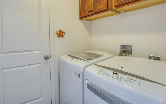 Tavares Retreat w/ Covered Patio & Private Yard