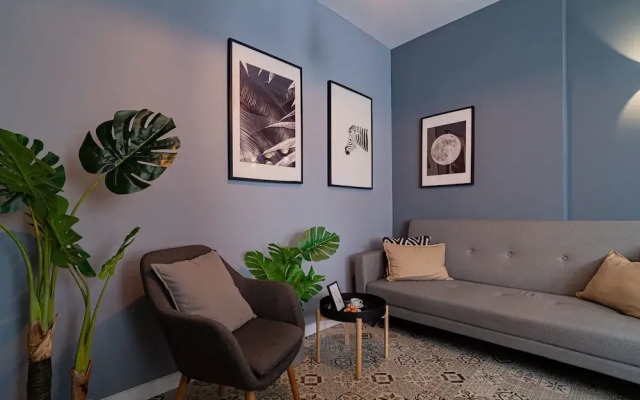 Chic Black White 2BR Retreat on Dambovitei