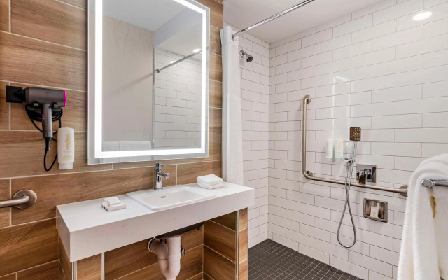 Clarion Lakeside Inn & Conference Centre