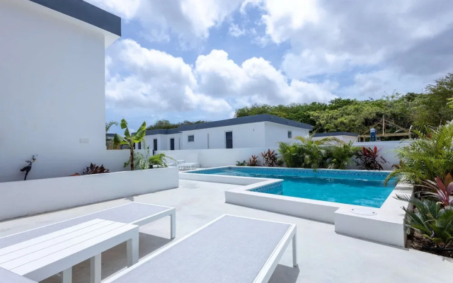 NEW Tropical Getaway With BBQ Pool