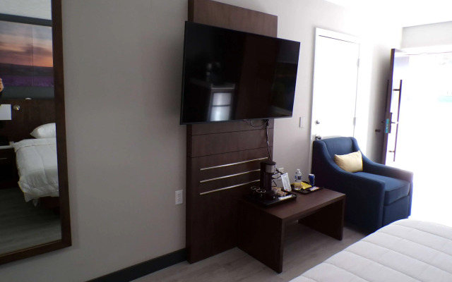 Luxor Inn & Suites, a Travelodge by Wyndham