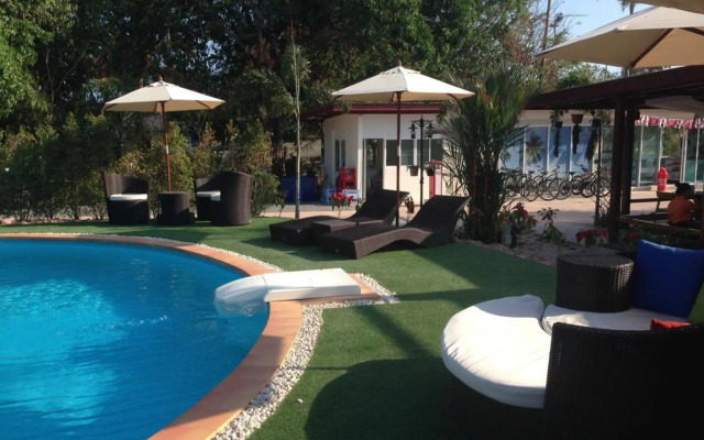 Check In & Chill Out Laem Sok Pier