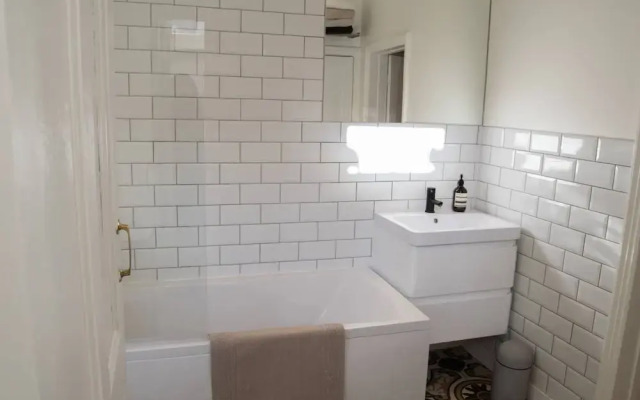 Stunning First Floor Flat In Excellent Location