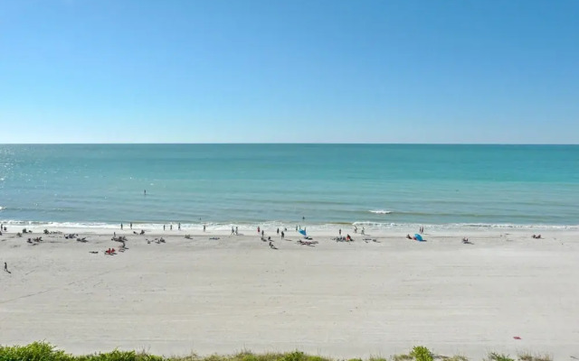 Inviting Beachfront Condo With Pool, spa and Views