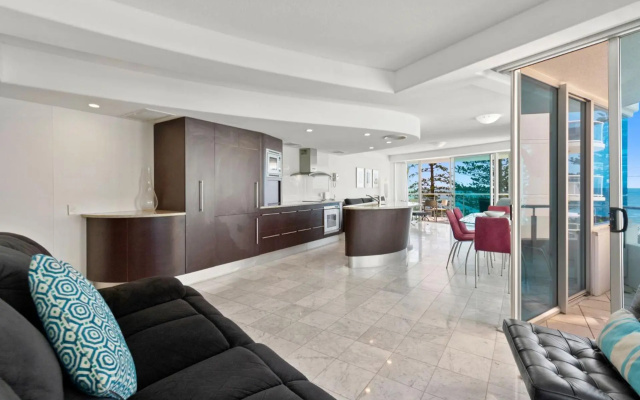 Sirocco 408 by G1 Holidays - Two Bedroom Beachfront Apartment in Sirocco Resort – Guest Rooms – Mooloolaba