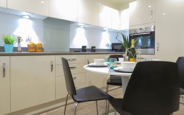 Tudors eSuites Apartment with 4 Beds