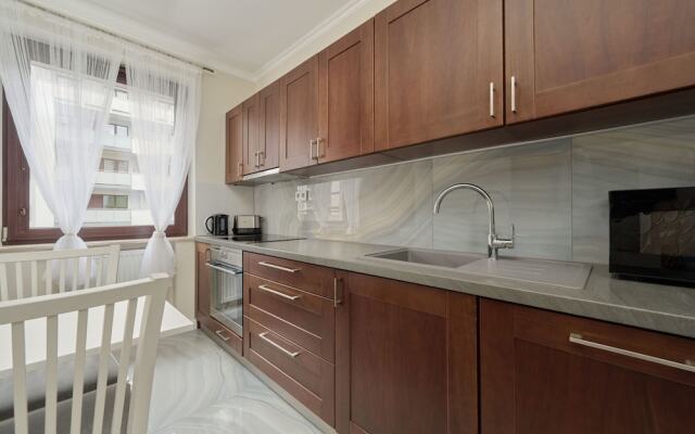 Floral Apartment Nyska by Renters