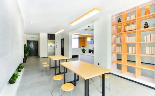 Changee Hotel (Shanghai Caolu Minlei Road Subway Station Shangchuan Road)