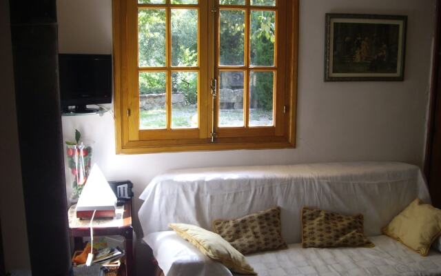 La Casita con jardín frente a la cascada