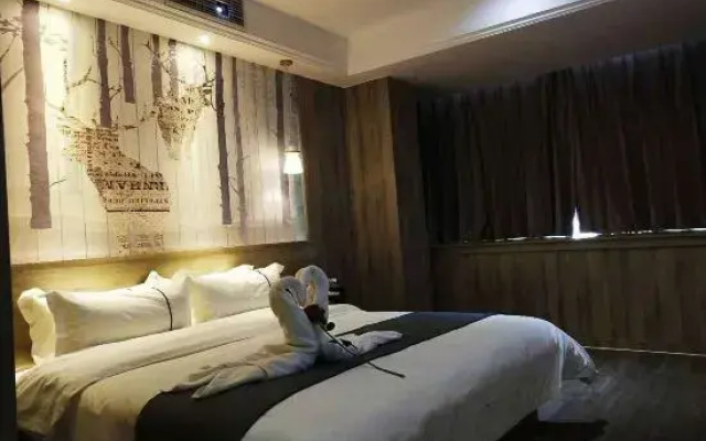 Fiat Hotel (Mengyin Square)