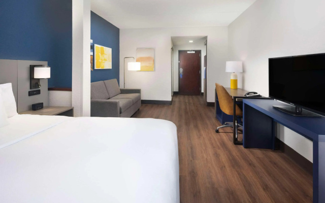 Comfort Suites Outlet Center