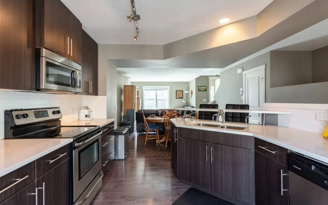 Upscale Townhome,banff,spruce Meadows ,pets