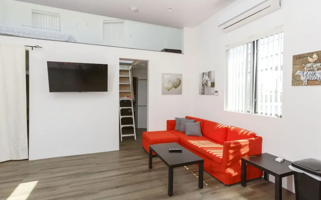 Modern Loft Rooftop Deck Venice Beach Studio Bedroom Apts by RedAwning