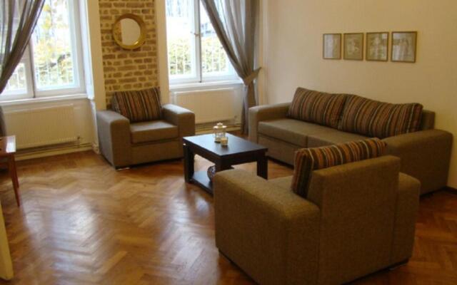 Apartment On Tabidze 3/5