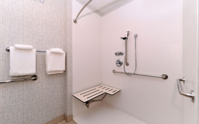 Holiday Inn Express & Suites Parkersburg-Mineral Wells by IHG