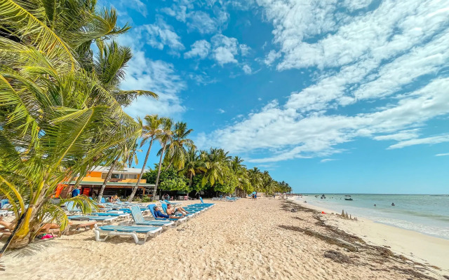 Cocoplum Beach Hotel