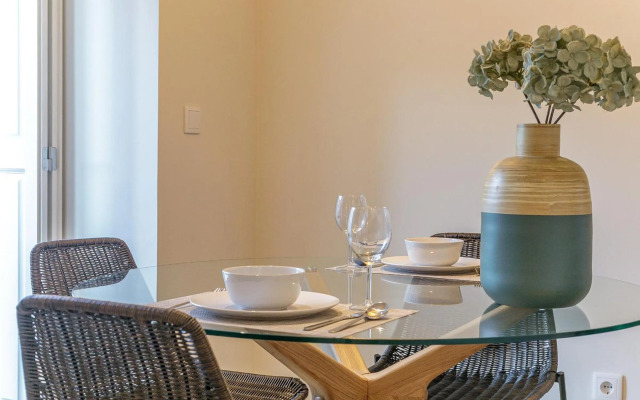 LovelyStay - Downtown Studio with Pool, AC and Balcony