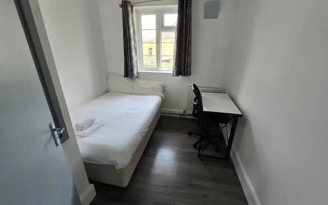 Limehouse Townhomes-4 Bedrooms,3 Bathrooms,garden