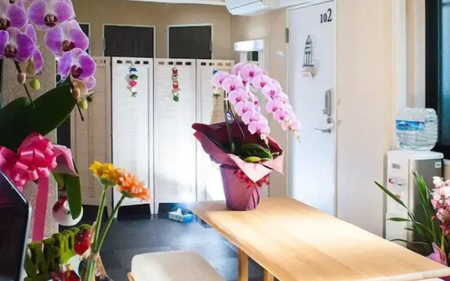 Breeze Shortstay Female Only