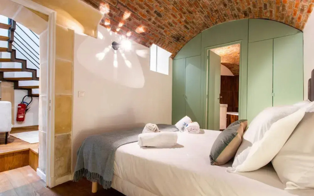Bright Triplex - 4br/10p - Moulin Rouge