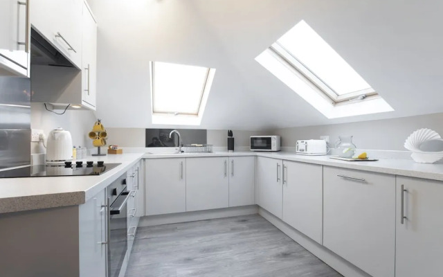 Elliot Oliver - Modern 2 Bedroom Town Centre Apartment