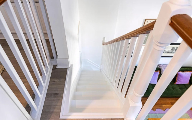 Stylish Chelsea Flat With Luxe Comfort & Charm