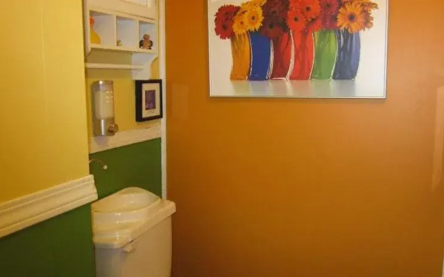 Beez Kneez Bakpakers