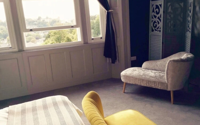 Upmarket 2 Bedroom Apartment With sea Views