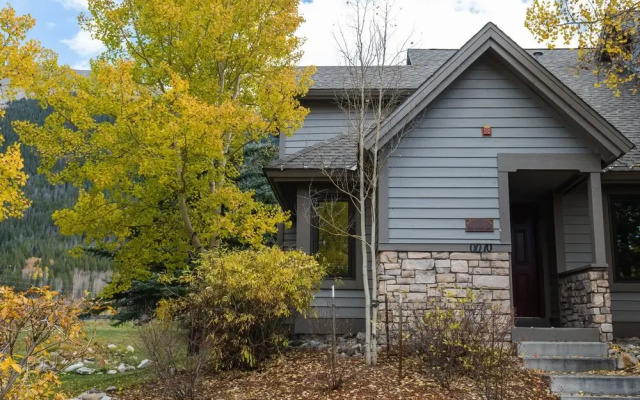 Private Home With A Beautiful Mountain Vista - Woods24 by RedAwning