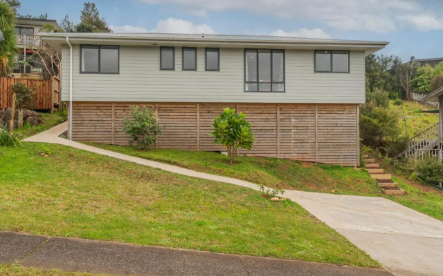 Manuka Lodge - Tairua Holiday Home