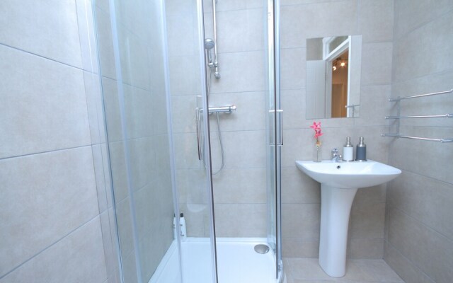 Sir John Rogersons Quay Sleeps 8