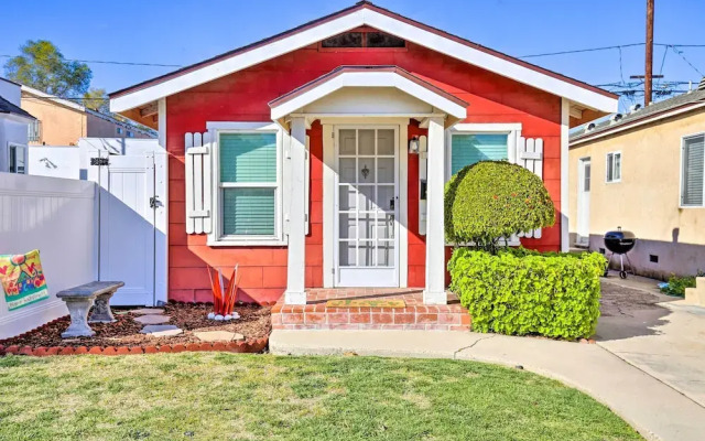 8 Mi to Aquarium: Long Beach Bungalow w/ Patio!