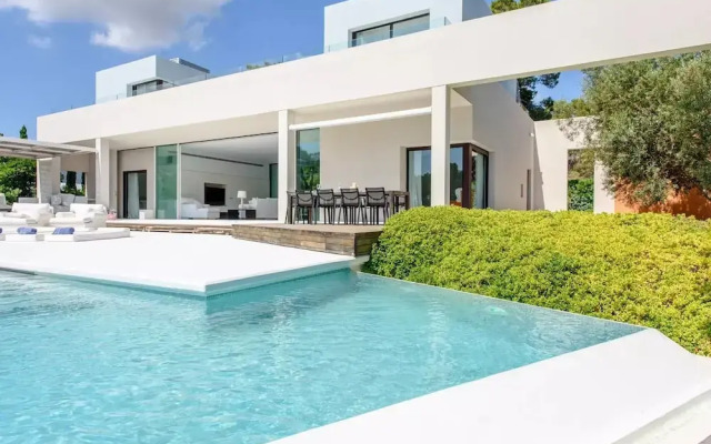 Stylish Villa With Infinity Pool