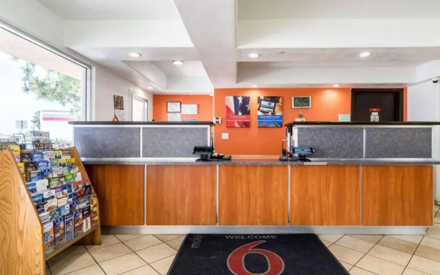 Motel 6 Buttonwillow, CA Central