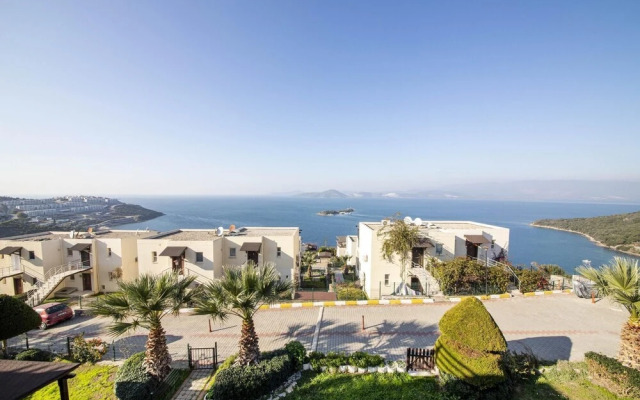 Sleek Flat With Private Beach and View in Milas