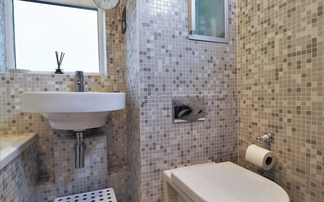 Quiet APT Sleeps 4-6 Central Windsor With Parking