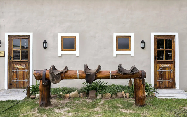 T'Niqua Stable Inn