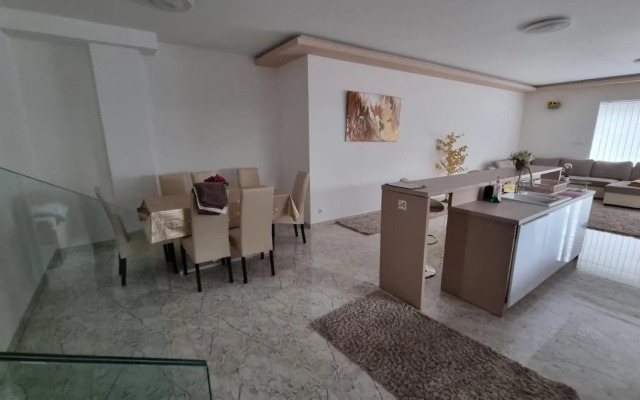 Sarkcsillag Ház- Star Family House