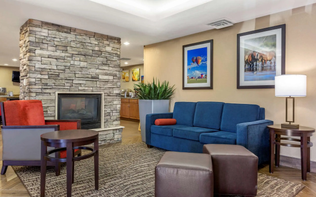Comfort Inn & Suites Phoenix North / Deer Valley