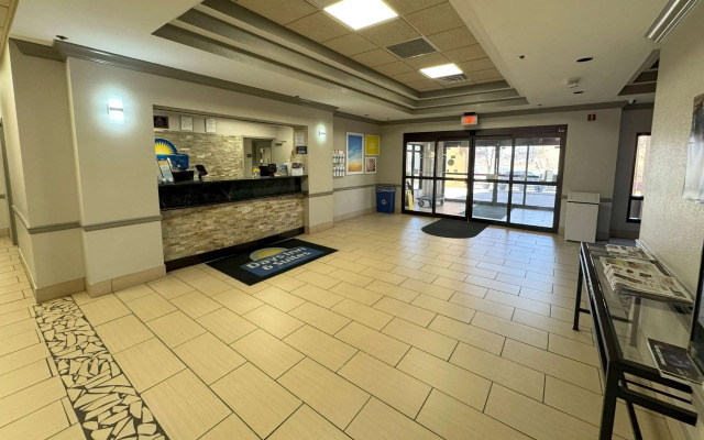 Days Inn & Suites by Wyndham Cedar Rapids