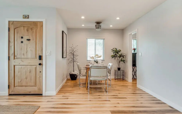 4 Mi to Sofi Stadium, Fenced Yard: Modern Retreat!