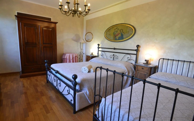 Lovely Farmhouse in Castiglione di Garfagnana with Hot Tub