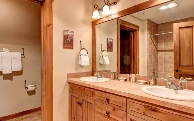 Luxury 2 Bedroom Mountain Vacation Rental in Breckenridge With Access to a Hot Tub and Heated Garage Parking