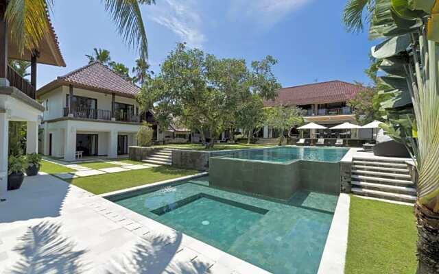 Spacious 8 bedroom pool villa in Canggu