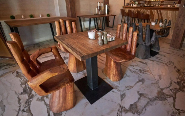 Апартаменты в отеле Red Wood (Ред Вуд)