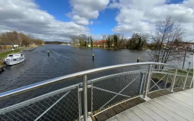 Havel Houseboat Serenity
