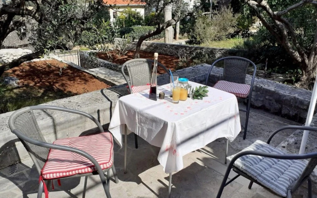 Olive - 150 m From sea - H