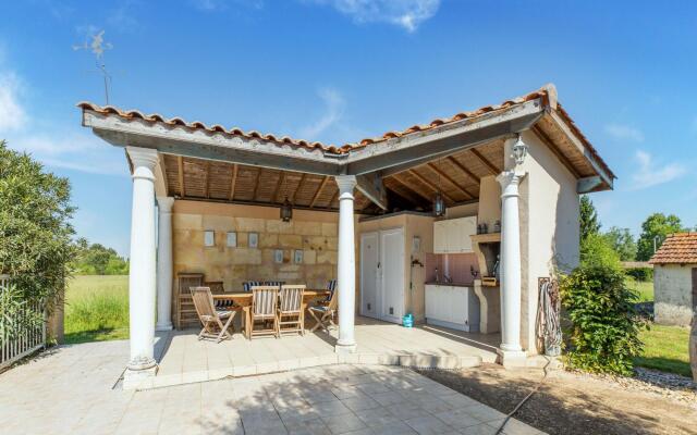 Attractive castle in Cezac with private pool